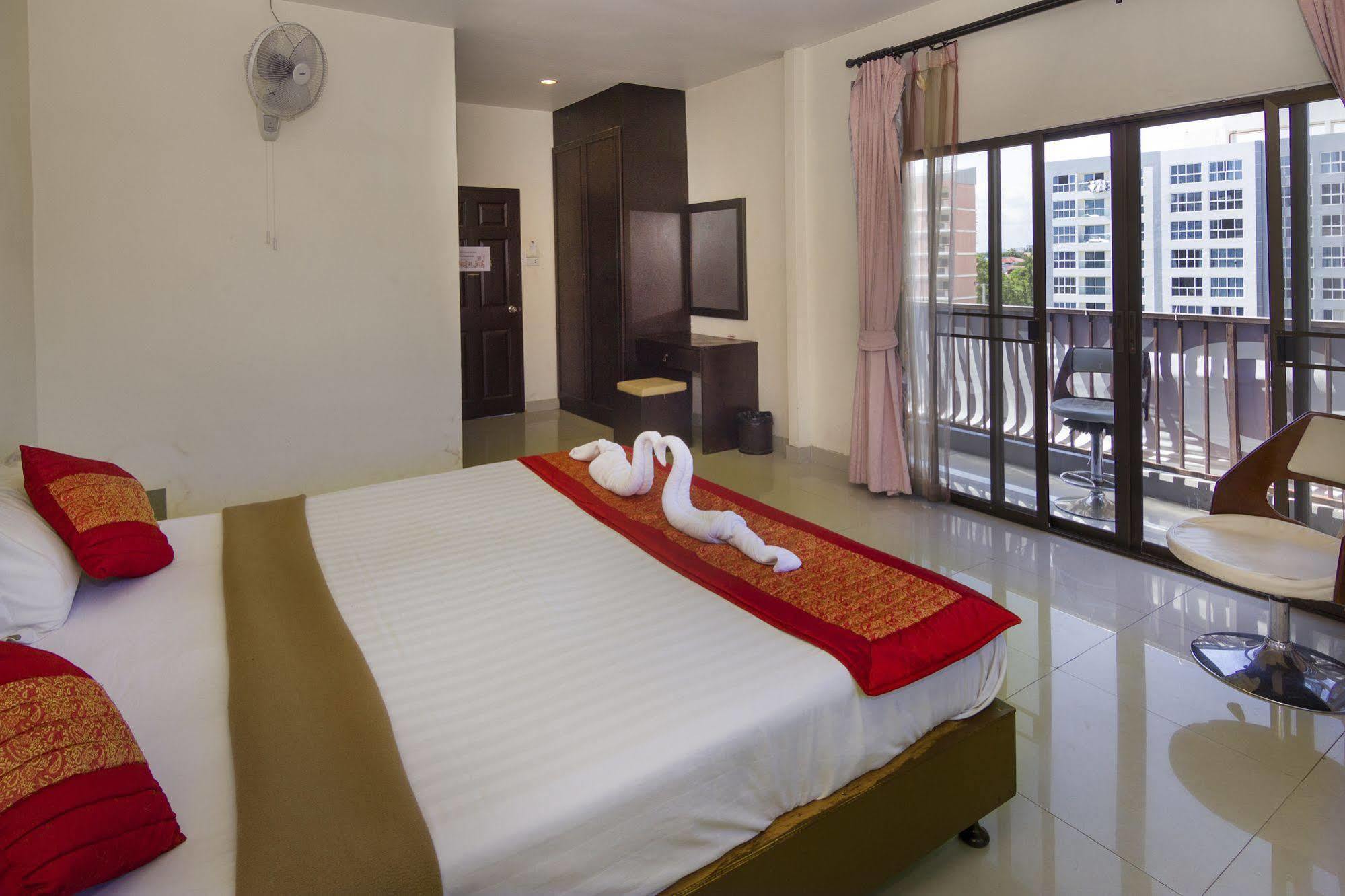 Royal Q & D Suites Pattaya Exterior photo