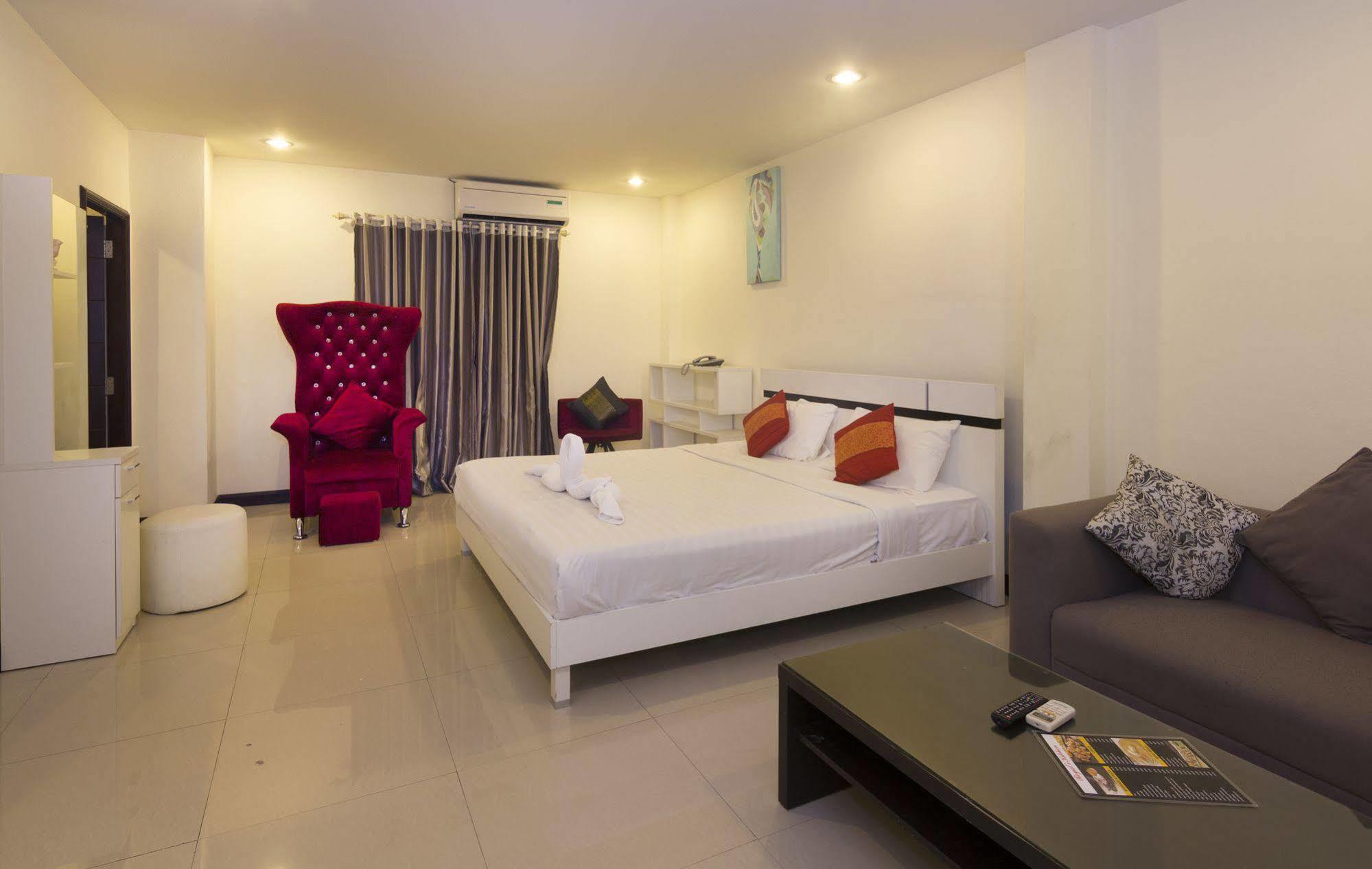 Royal Q & D Suites Pattaya Exterior photo